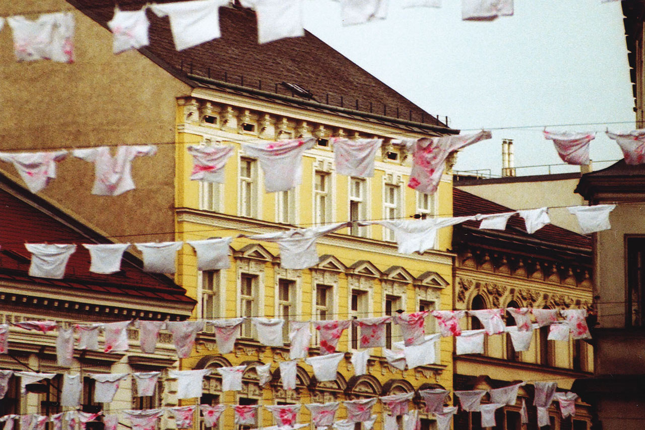 Pink Prints – street wear. Installation, 2005. Schönbrunner Straße, Vienna (AT). Photo: Klaus Pichler. 